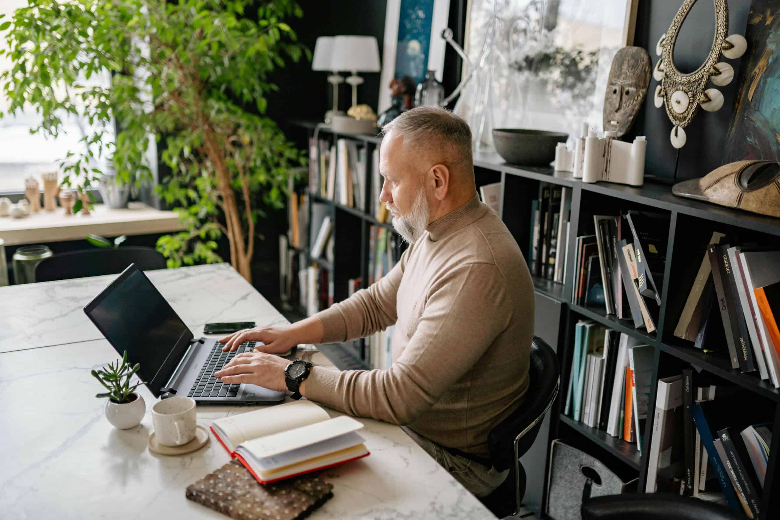 Homme travaillant sur un ordinateur portable