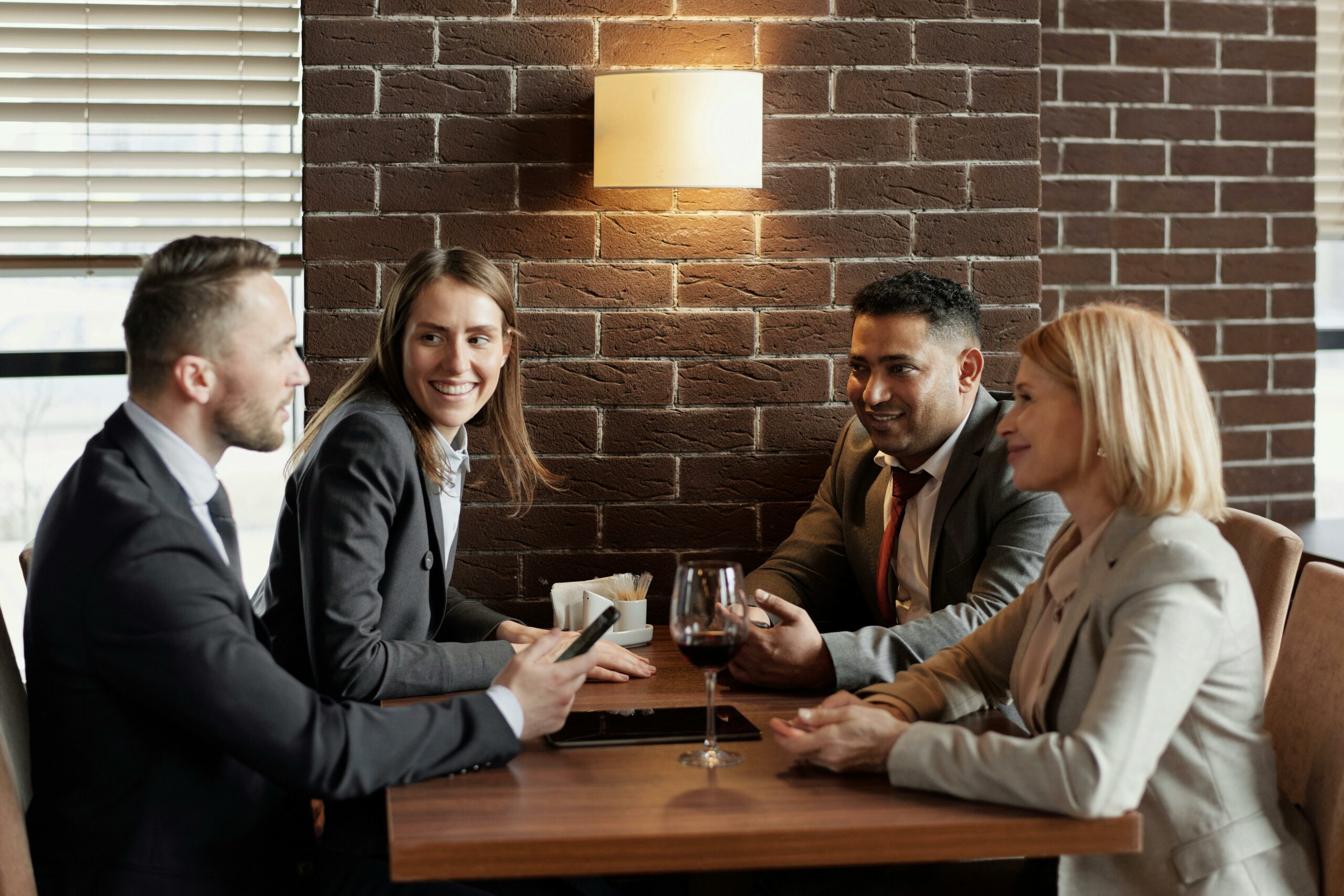 Un groupe de personnes assis à une table